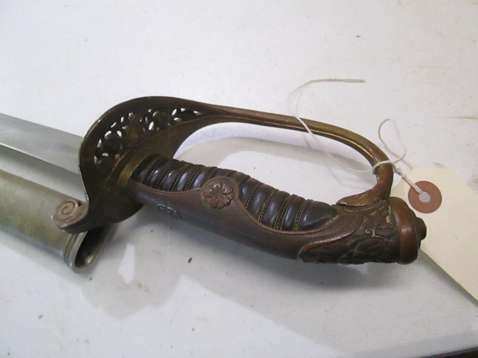 WWII JAPANESE OFFICERS PARADE SWORD WITH SCABBARD & FAMILY CREST MON LONG #L46