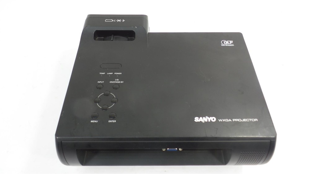 Sanyo PDG-DWL100 WXGA Ultra Short-Throw Projector - read Description