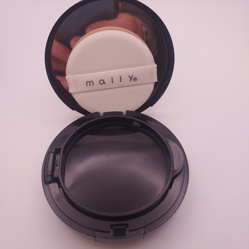 Mally Flawless Finish Transforming Effect Foundation Compact LIGHT