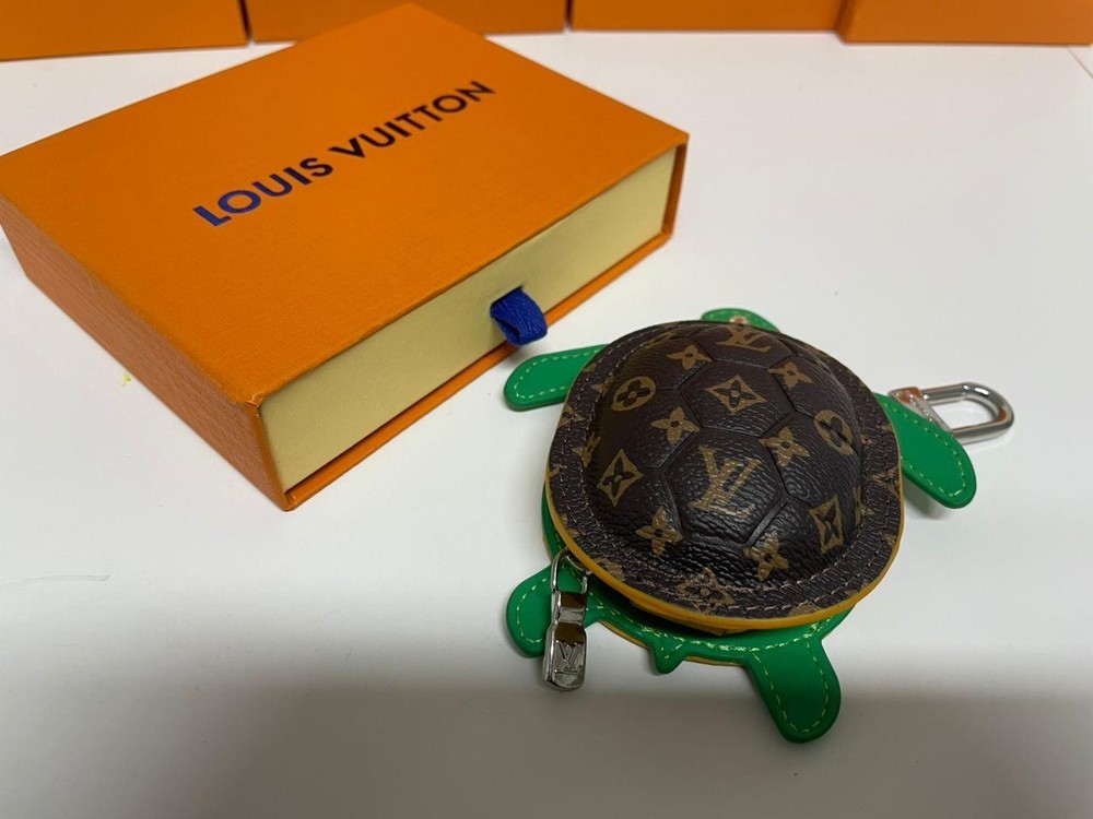 Louis Vuitton Monogram Turtle Mini Pouch Keychain Bag Charm w/BOX Pre owned