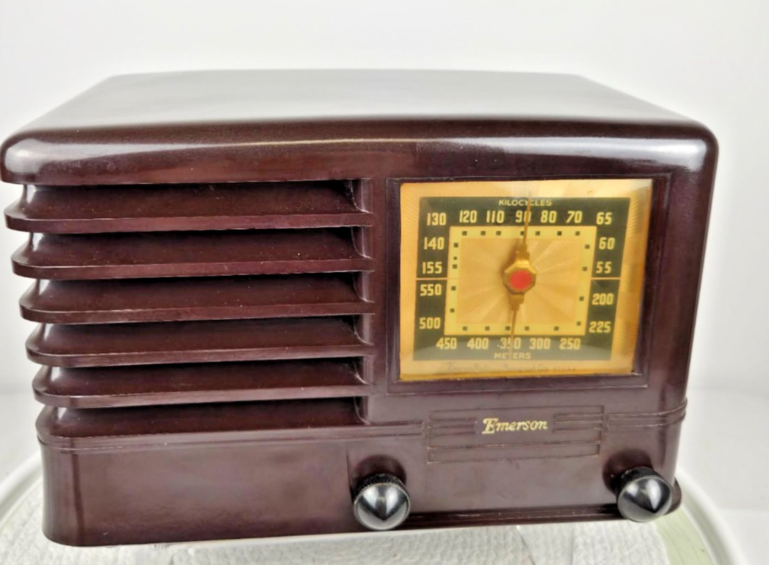 Vintage Emerson Model 330 Bakelite Tube Radio 1939 Art Deco AM Untested