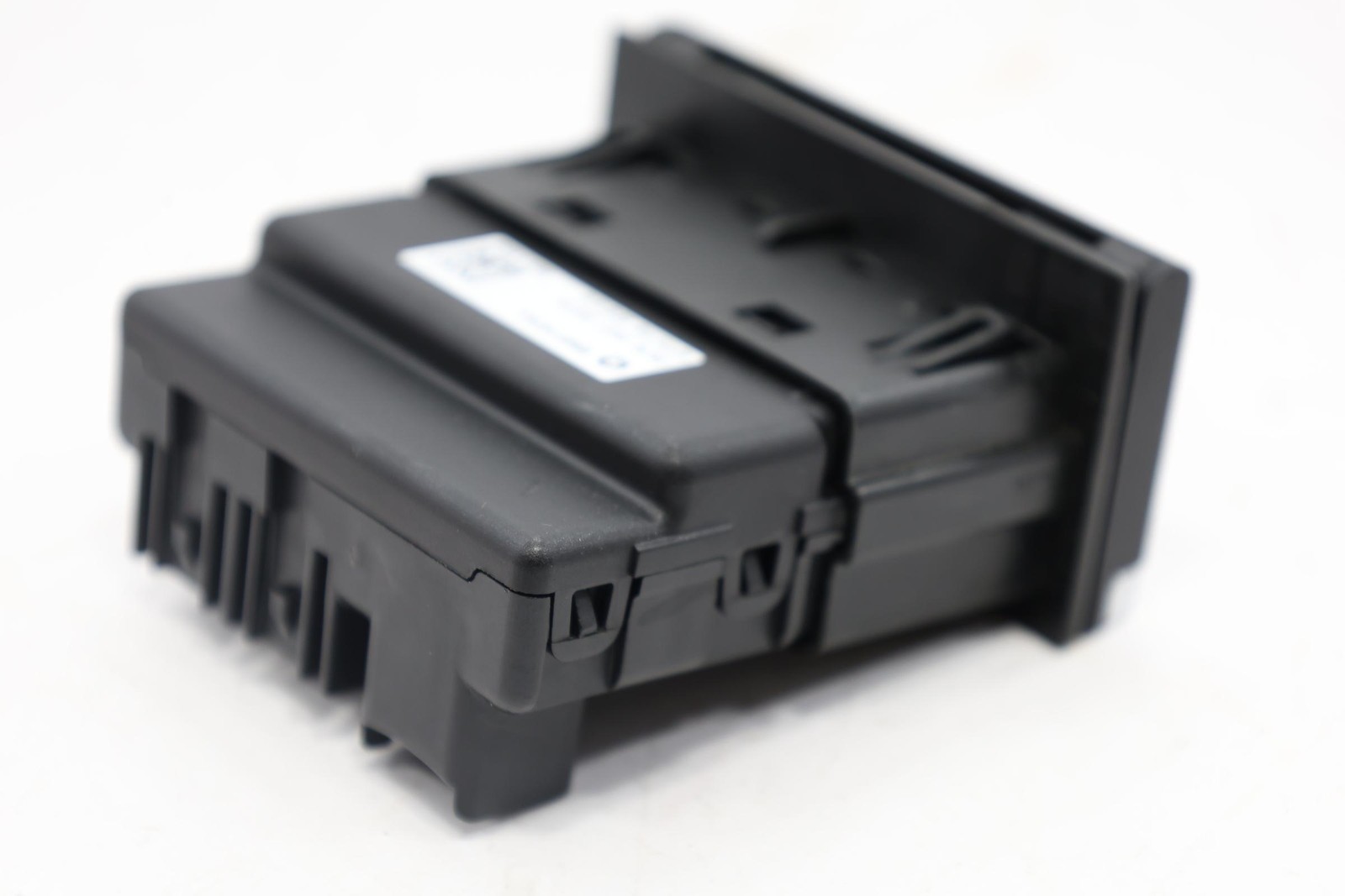 2021 - 2022 JEEP WRANGLER REAR CENTER CONSOLE BACK USB PORT OEM 68481187AA