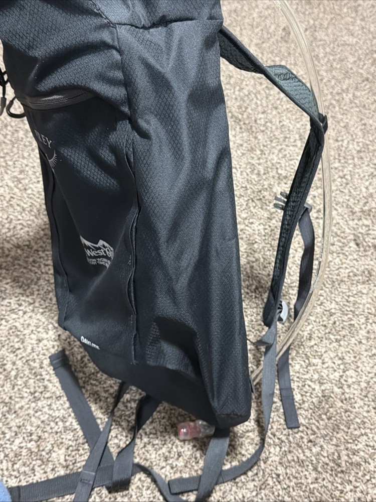 Osprey Daylite Hiking H2O Hydration Backpack Daypack Black W/Comp Logo