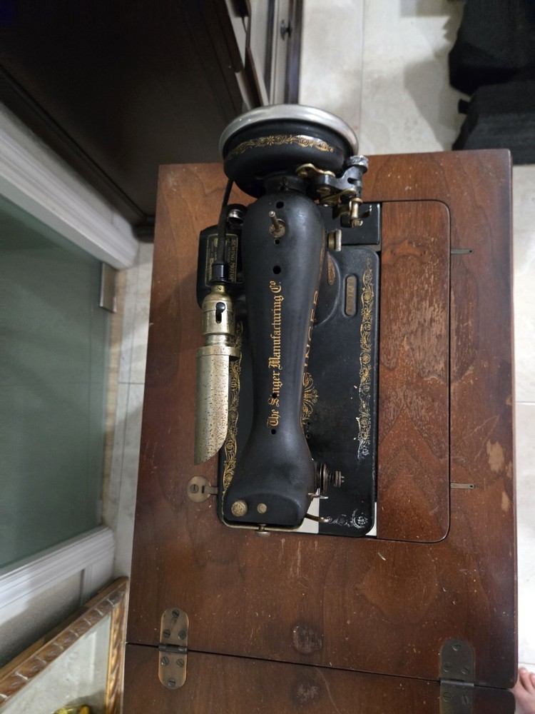 1930s Vintage Singer Sewing Machine Model 99-13 with cabinets. Working