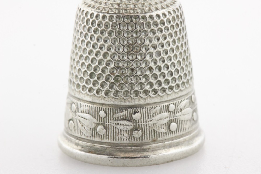 Vintage Sterling Silver 925 Simple Leaf Design & Dot Pattern Sewing Thimble