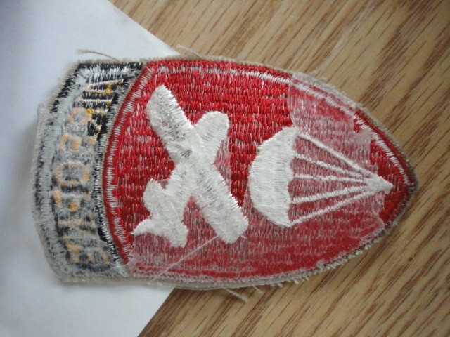 KNIFE AND AIRBORN GLIDER PATCH TO A KIA OFFICER