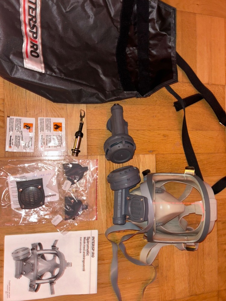 Interspiro spiromatic mask with breathing valve