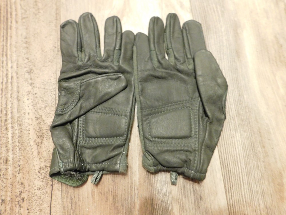 US ARMY COMBAT GREEN GLOVES SIZE MEDIUM