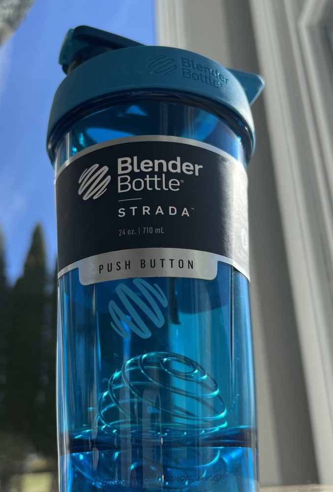 Blender Bottle Shaker Bottle With Lock NEW Blue Loop Top Push Button Mixer