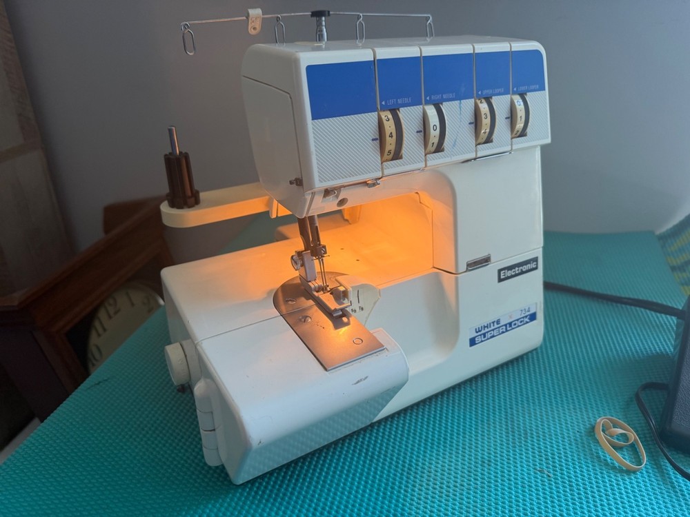 Superlock 734 Serger Overlock SEWING MACHINE - READ