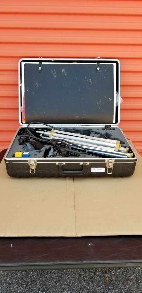 2 LOWEL PRO-LIGHTS WITH STANDS COME WITH 1 EXTRA BULB