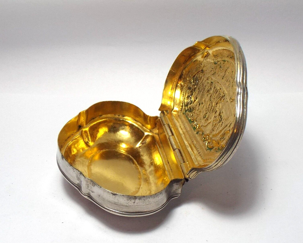 RARE CONTINENTAL MID 18th CENTURY SOLID SILVER SNUFF BOX, c1740