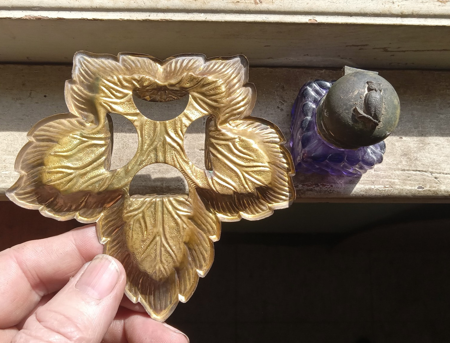 1890s AMETHYST GLASS SWIRLED CUBE INKWELL WITH OWL ON LID BRASS LEAF BASE