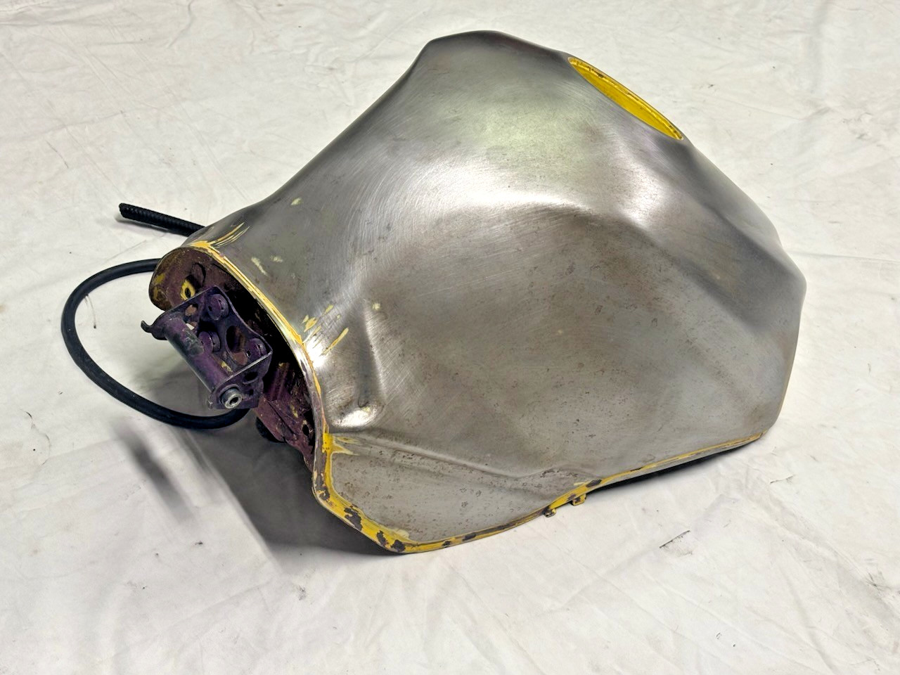 2004-2005 04 05 SUZUKI GSXR 600 750 OEM GAS TANK FUEL CELL RESERVOIR *NO DENT*