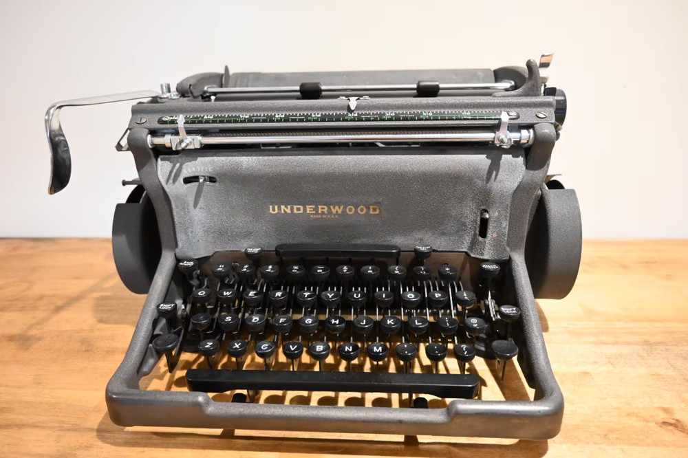 Underwood Typewriter – Rare Cleaned Italic Display Typeface
