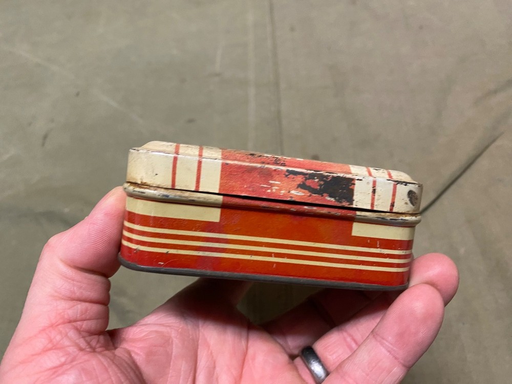 ORIGINAL WWII ERA US SENTINEL FIRST AID KIT CARRY TIN