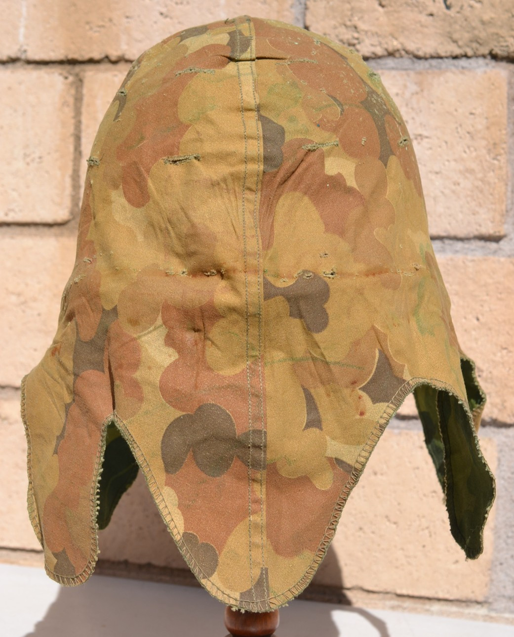 EARLY US ARMY M1 HELMET VIETNAM WAR VINTAGE CAMOUFLAGE COVER & PEACE PIN BUTTON