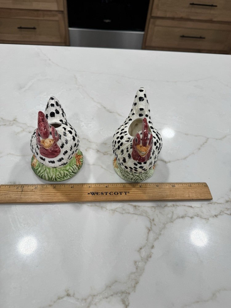 Set Up Two Spotted Chickens