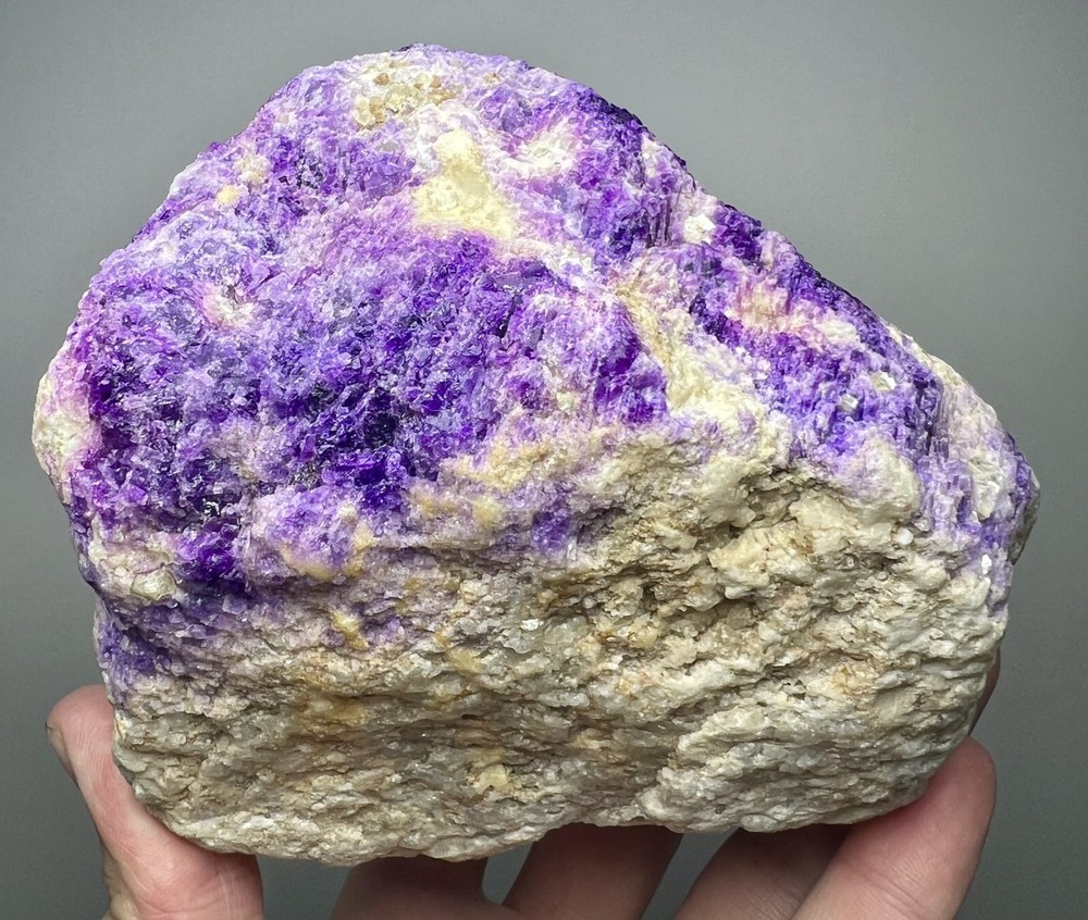 1342 Gr. Fluorescent Phosphorescent Sharp Tenebrescnet Hackmanite, Fluorapatite