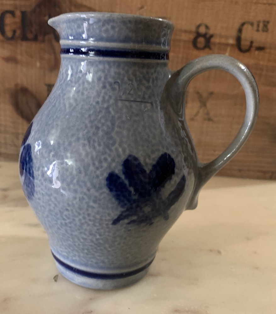 VINTAGE ENAMEL JUG 3061 MR