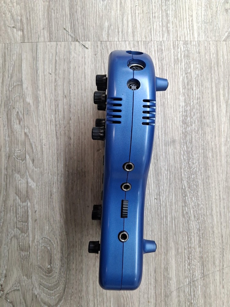 Behringer V-AMP 2 Virtual Guitar Amplifier Effects Processor w/ Footswitch & Bag