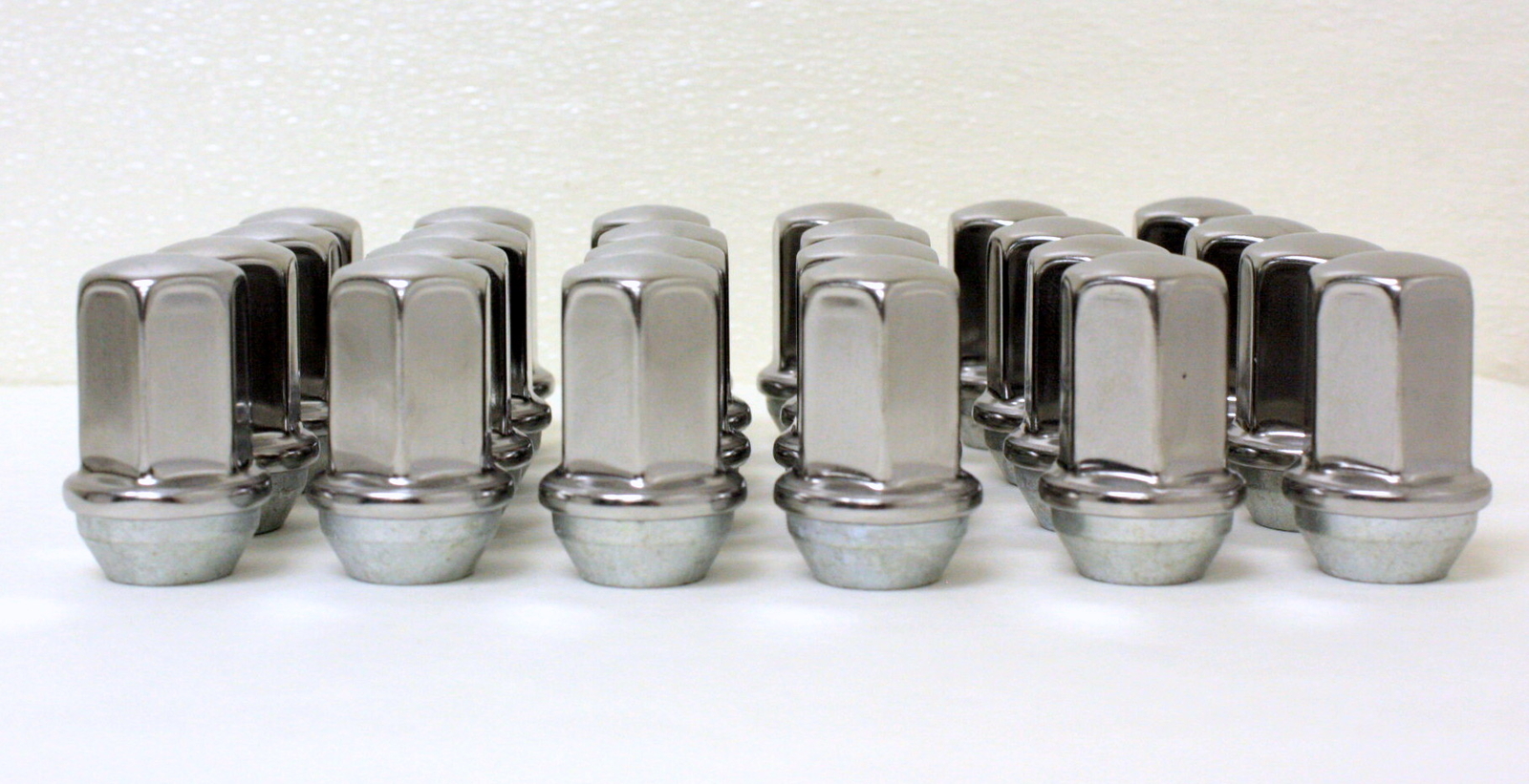 Set Of 24 NEW TAKEOFF GM Chevy Silverado Factory Polished 14x1.5 Lug Nuts