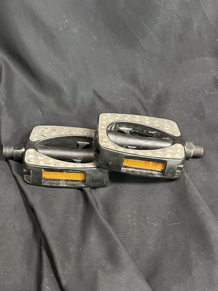 BIKE PEDALS WITH REFLECTORS VP