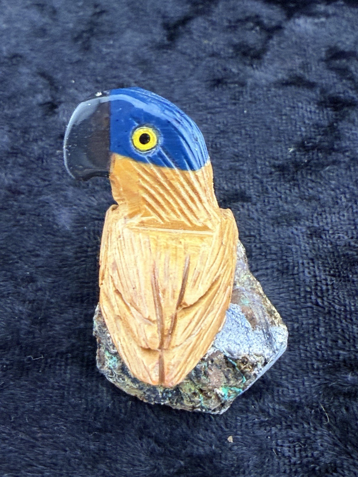 Gemstone Bird Sculpture on Mineral Base. 20 g. 29x26x35 mm