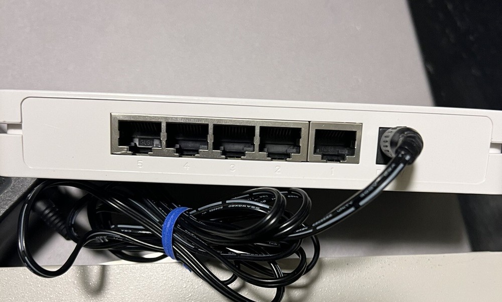 Used LG-Ericsson (ES-1005G) 5-Ports Switch