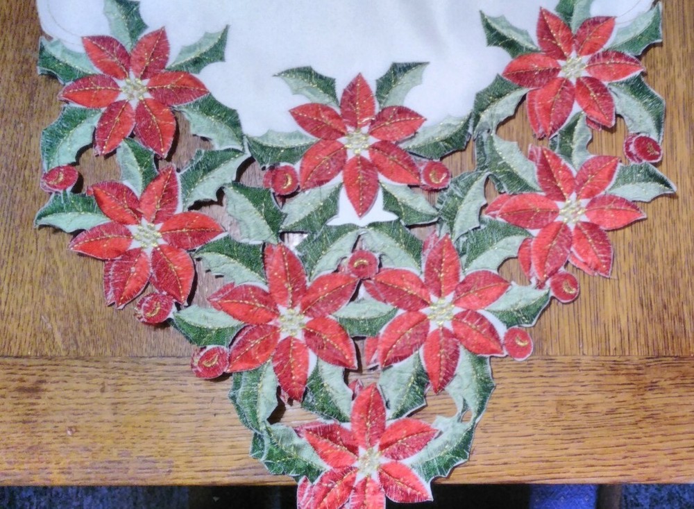 4 Cut Pointsetia Place Mats + Table Runner