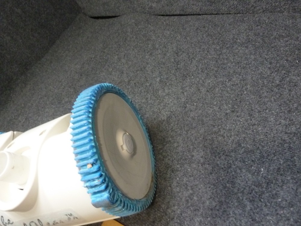 Hayward THE POOL CLEANER 2 Wheel Vacuum BLUE