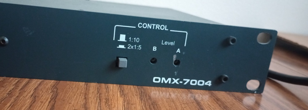Ocean Matrix OMX-7004 Balanced Audio Distribution ~ Powers Up, Untested!
