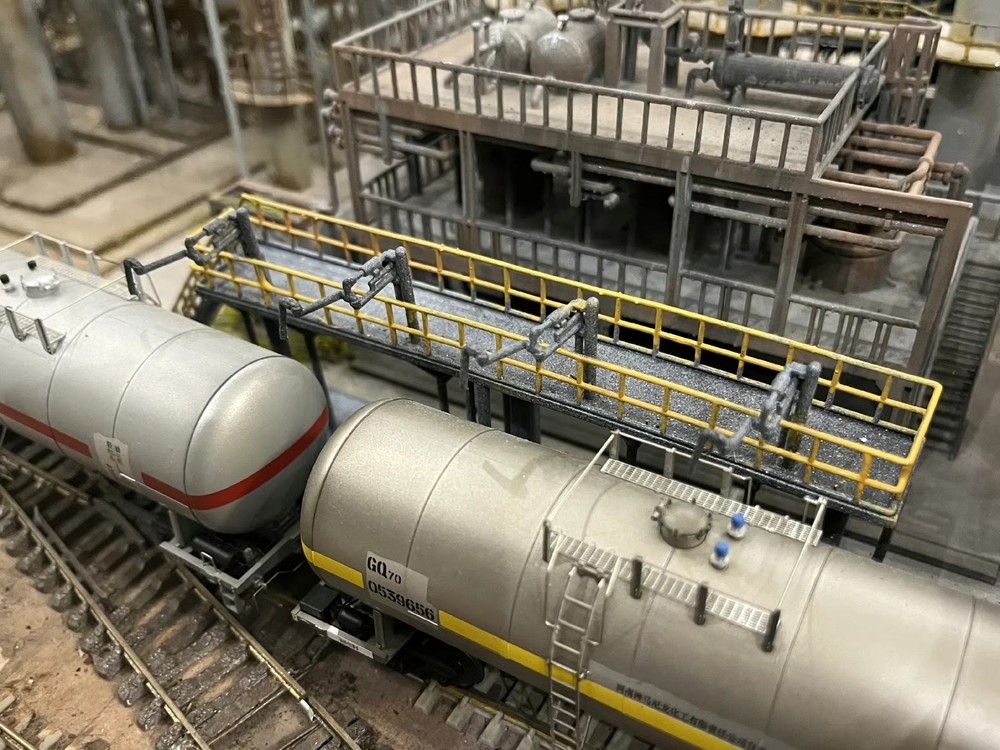HO Scale 1:87 Train Tanker Loading/Unloading Platform with Steam/Water Features