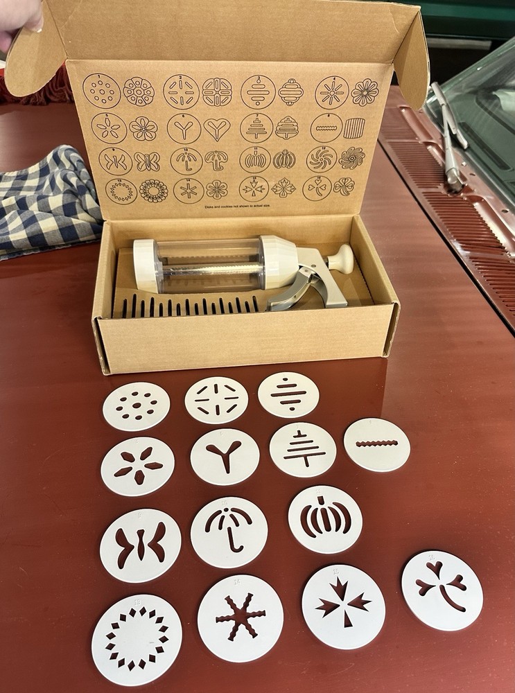 Pampered Chef Cookie Press With 14 Discs
