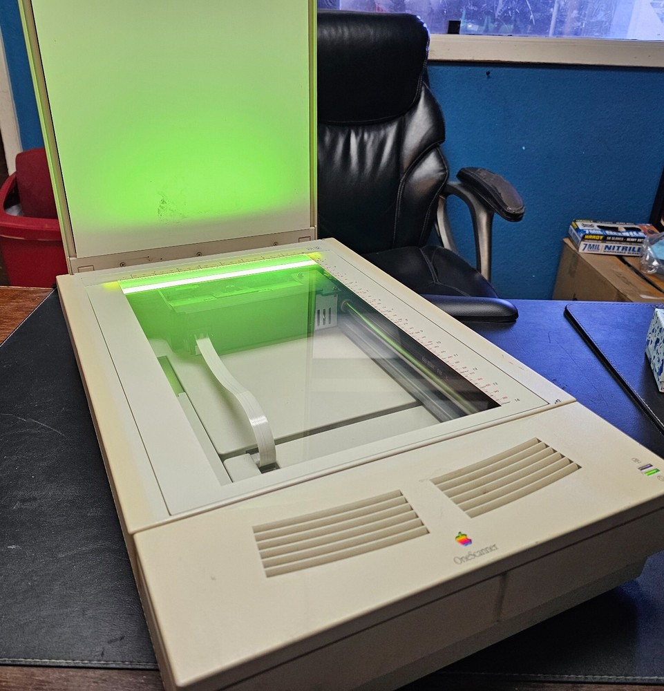 Vintage - Apple Color One Scanner 600/27, Powers on, Clean Glass, Untested