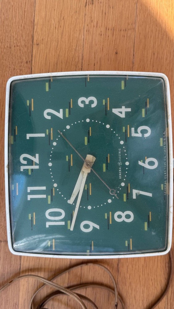 Vintage GE kitchen wall clock 2H42