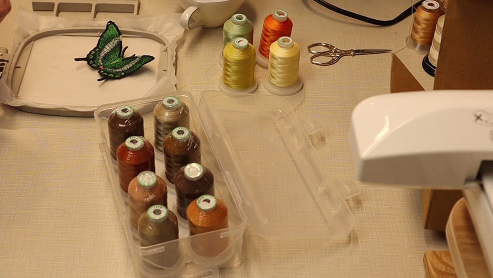 1000m Polyester Embroidery Thread Set - 8 Spools with Clear Storage Box for Quil