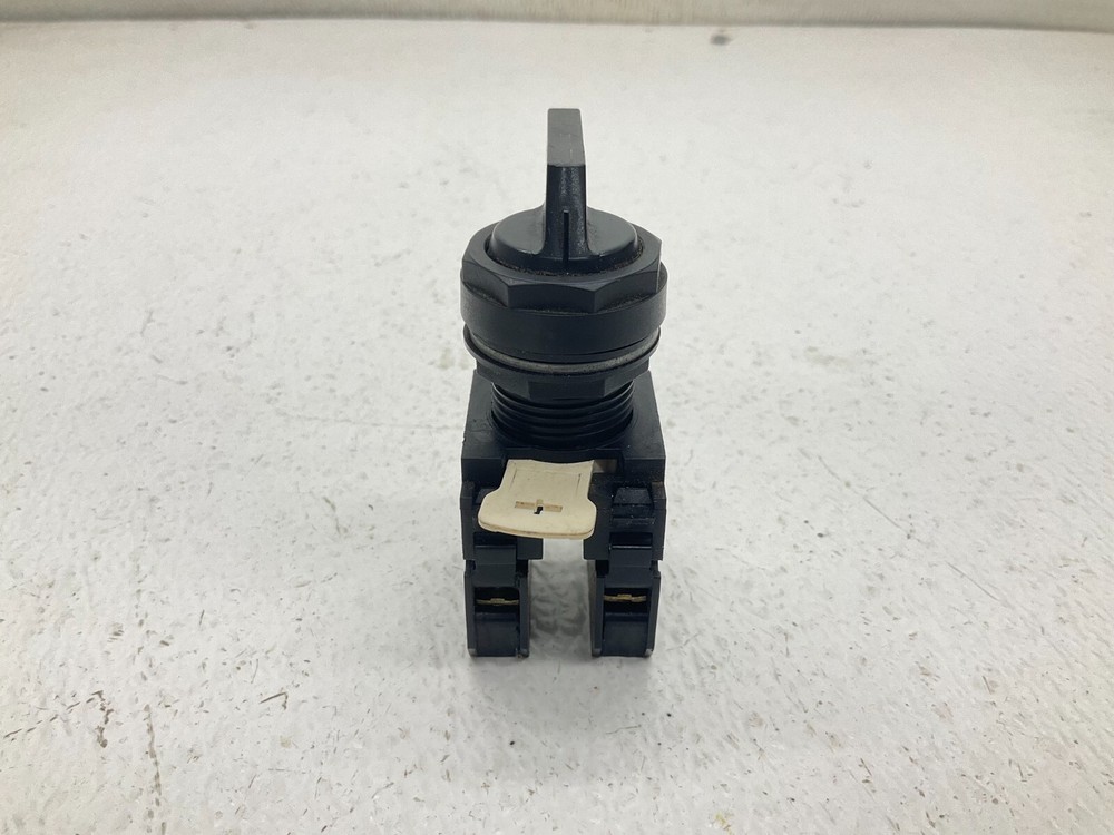 Cutler Hammer Eaton E22B2 2 Position Momentary Selector Switch Ser. A1 (TSC)
