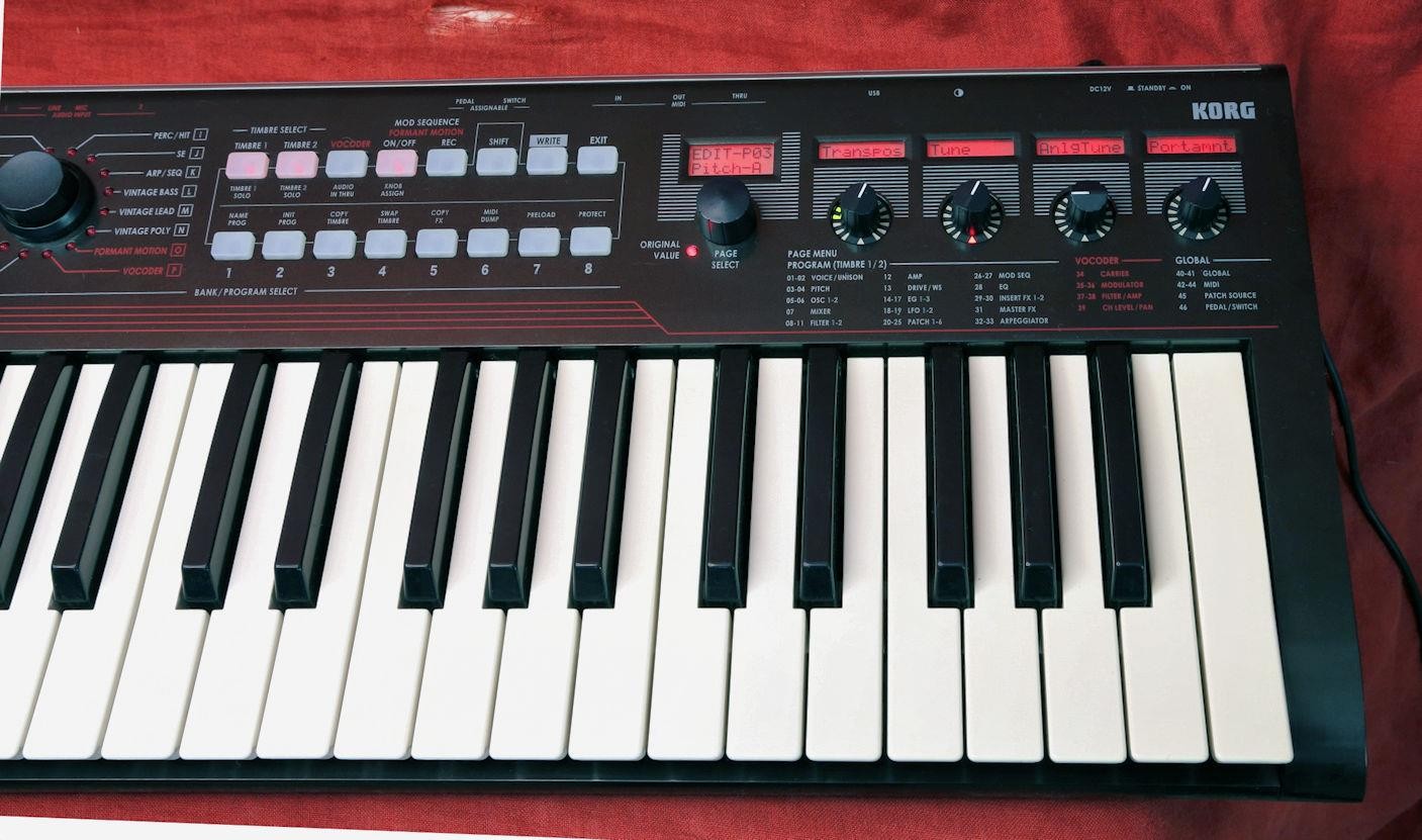 KORG R3 Keyboard Analog Modeling Synthesizer and Vocoder Very Nice