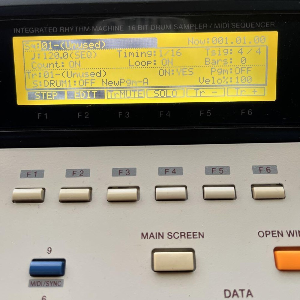 AKAI MPC 2000XL MIDI Production Center Sampler Sequencer Drum Machine