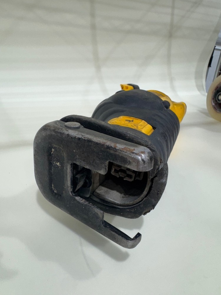 Dewalt DCS380 20V Max Variable Speed Reciprocating Saw Tool Only Used Tested