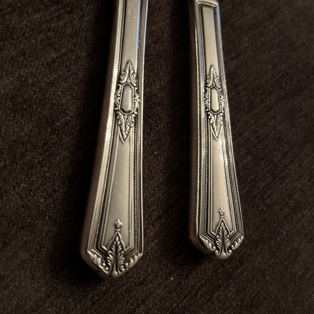 2 R&B Rogers & Bros LYRIC Pattern Silverplate Flatware DINNER KNIVES 9”