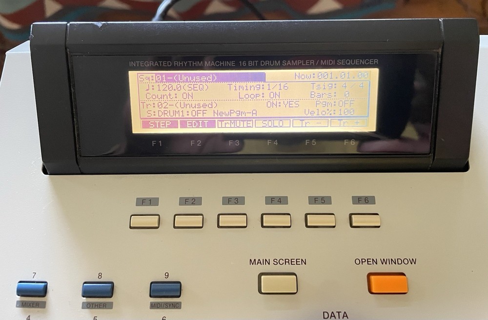 Akai MPC 2000 XL Sampler/Sequencer Drum Machine 8 Outputs