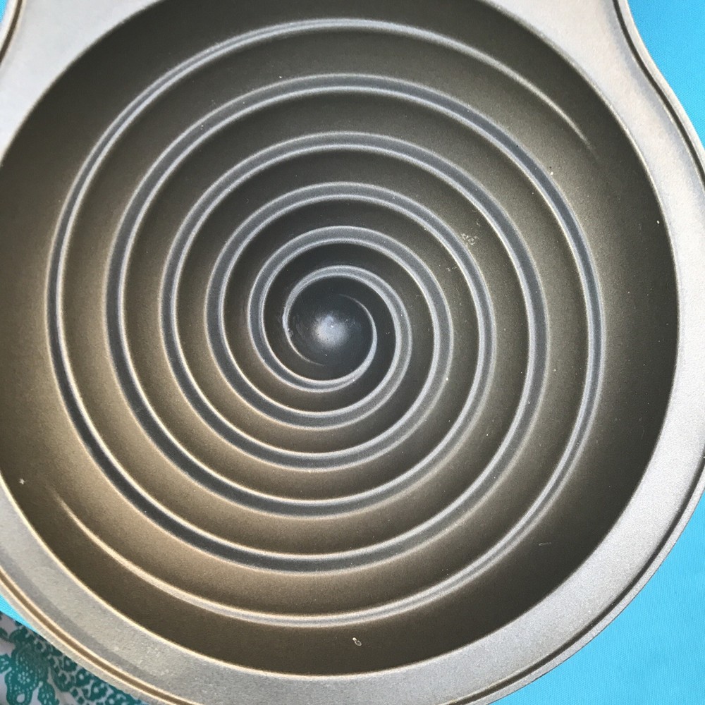 WILTON Large 3D Cupcake/Cake Pan Mold NON-STICK