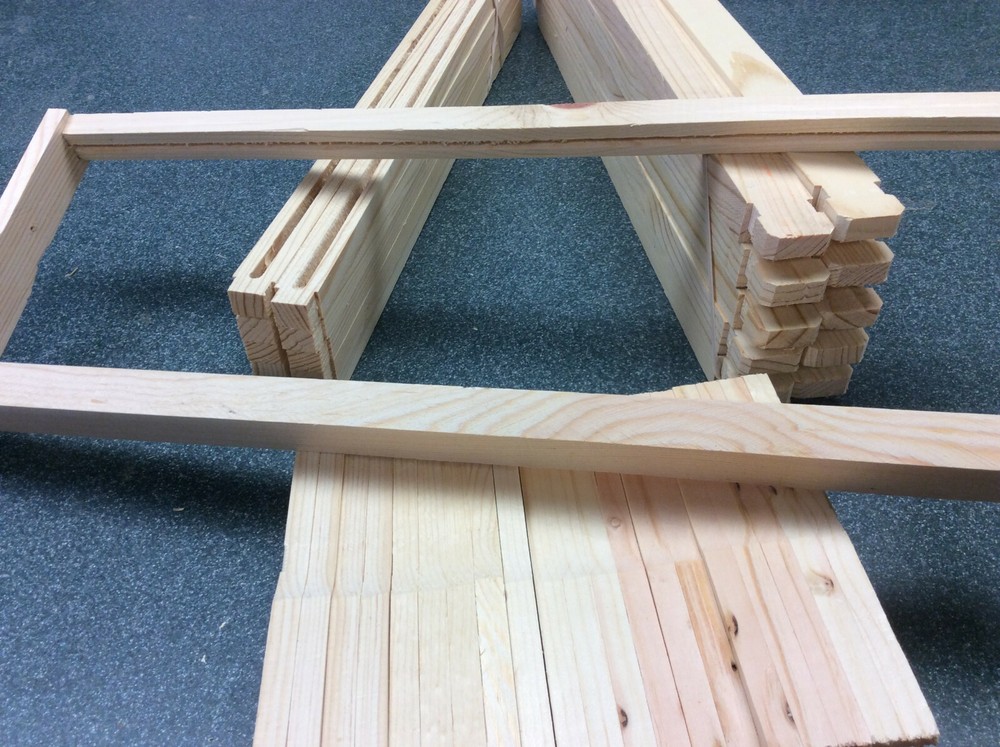 Unassembled MEDIUM Frames - Slotted Bottom Bars NO FOUNDATION 10 Pack