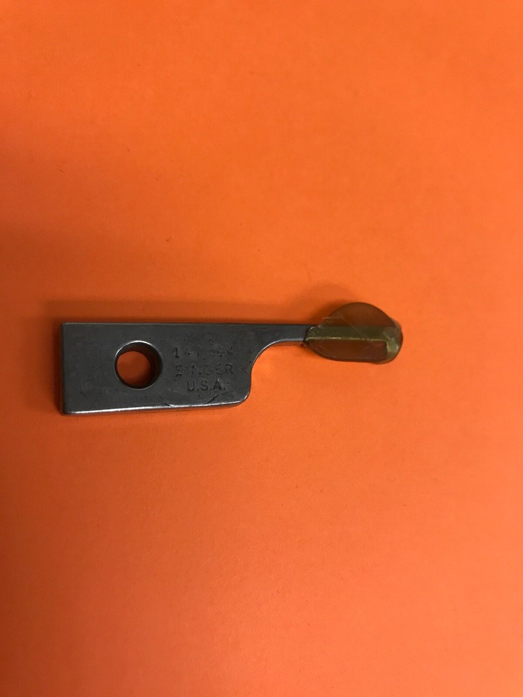 *NOS* 147064-SINGER-BRACKET/BOBBIN CASE HOLDER *FREE SHIPPING*