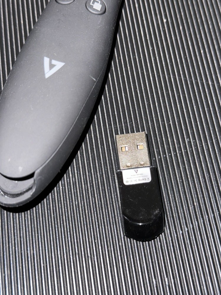 V7 WP1000-24G-19NB Professional Wireless Presenter with Laser Pointer