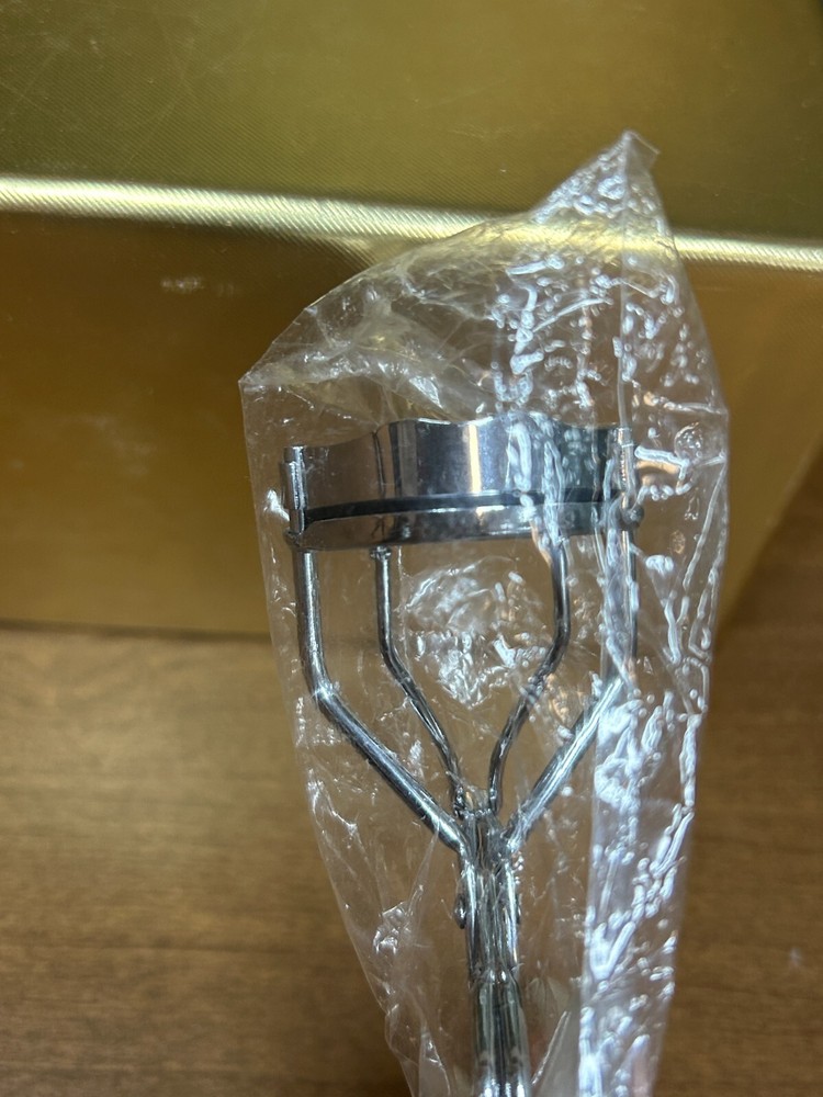 EYELASH CURLER