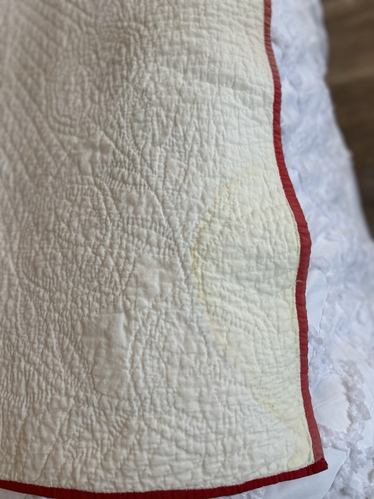 Handmade appliqué quilt with red rose pattern