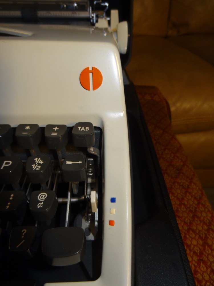 Olympia DELUXE SM9 White Typewriter + Case & Key